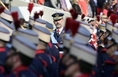 El rey Felipe VI pasa revista a las tropas.