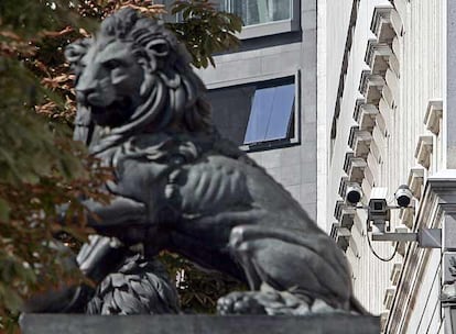 Cámaras junto a los leones del Congreso de los Diputados.