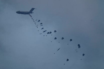 Un avión lanza ayuda humanitaria sobre Gaza, este viernes.