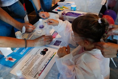 Una niña participa en una de las actividades de La Noche Europea de los Investigadores, en septiembre en Madrid.