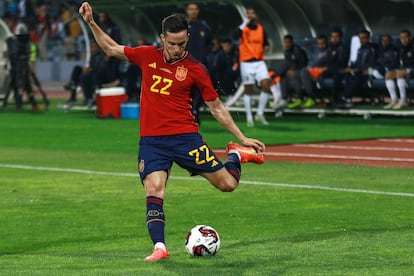 Pablo Sarabia chuta el balón.