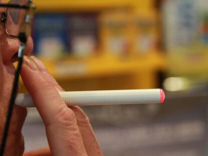 La CE descarta aplicar al e-cigarro los mismos impuestos que al tabaco