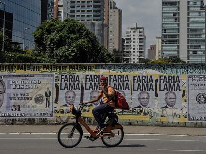 Las fotos de un muro de São Paulo hacen referencia a las sociedades opacas descubiertas en los 'Papeles de Pandora' a nombre del ministo de Ecomomía de Brasil, Paulo Guedes.