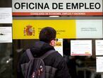 Un hombre mira el cristal de una oficina de empleo, SEPE (antiguo INEM) horas después de conocer los datos del paro de noviembre, en Madrid (España), a 2 de diciembre de 2020. El número de parados registrados en las oficinas de los servicios públicos de empleo (antiguo Inem) subió en 25.269 desempleados en noviembre (+0,6%), su mayor alza en este mes desde el año 2012, cuando se incrementó en más de 74.000 personas, según datos publicados este miércoles por el Ministerio de Trabajo y Economía Social.
02 DICIEMBRE 2020;EMPLEO;PARO;SEGURIDAD SOCIAL;CRISIS;CORONAVIRUS;COVID-19
Óscar Cañas / Europa Press
02/12/2020