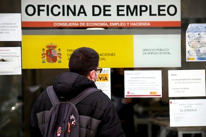 Un hombre mira el cristal de una oficina de empleo.