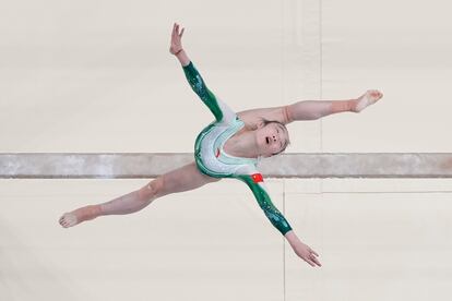 Zhou Yaqin, de China,durante su ejercicio de viga de equilibrios.