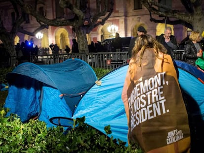 Manifestantes independentistas acampam em protesto na frente do Parlamento regional da Catalunha.