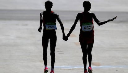 Sumgong, de Kenia, oro, y Kirwa, de Baréin, plata, se dan la mano tras la maratón.