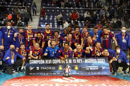 Los jugadores del Barça celebran el título de Copa en el WiZink Center de Madrid.