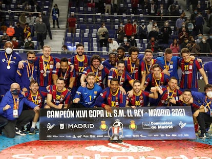 Los jugadores del Barça celebran el título de Copa en el WiZink Center de Madrid.