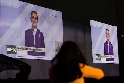 Una mujer mira a Claudia Sheinbaum durante su participación en el tercer debate presidencial, en Ciudad de México, el 19 de mayo.