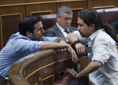 El líder de Podemos, Pablo Iglesias (d), conversa con el diputado de Unidos Podemos Alberto Garzón.