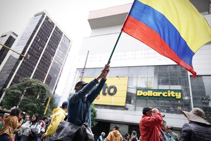 Un manifestante ondea una bandera colombiana durante la marcha en apoyo al Gobierno de Gustavo Petro, en Bogotá.