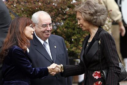 La Reina Sofía, junto al presidente asturiano, Vicente Alvarez Areces, saluda a la esposa de éste, Soledad Saavedra, a su llegada a Oviedo para asistir a la ceremonia de entrega de los galardones.