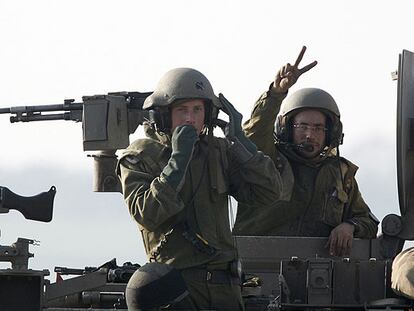 Soldados en un blindado israelí en la frontera de la franja de Gaza.