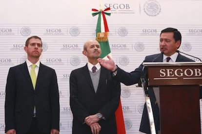 Alfredo Castillo (i) durante su presentación como comisionado para la seguridad en Michoacán