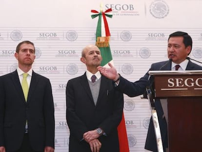 Alfredo Castillo (i) durante su presentación como comisionado para la seguridad en Michoacán