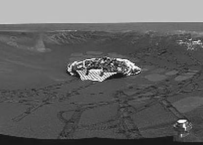 Panorámica del cráter con afloramientos rocosos en el que cayó <i>Opportunity,</i> tomada por el robot el lunes pasado desde el borde. Se observan las rodadas y la plataforma en la que llegó.