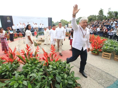 Andrés Manuel López Obrador en una ceremonia con comunidades indígenas Mayas donde ofrendaron comida para iniciar la construcción del tren Maya.