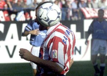 Salva ve impotente cómo el balón pasa junto a él sin poder cabecearlo.
