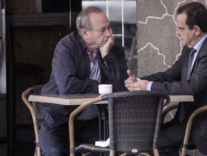 El juez Jos&eacute; Castro (izquierda) y el fiscal Antonio Horrach conversan en una terraza de Palma el pasado mes de abril.