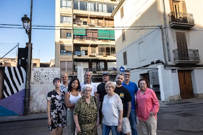 Vecinos del número 32 de la calle Na Jordana de Valencia buscan soluciones para que no derriben su edificio de 10 alturas en pleno casco histórico.