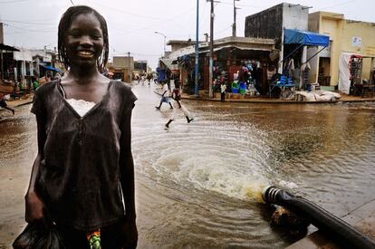 Imagen de la serie 'Vivir con los pies bajo el agua'. Chica bajo la lluvia en 2009.