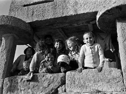 Niños fotografiados por Blanco Amor en los años 60 jugando bajo un hórreo de Louro, en el municipio coruñés de Muros.