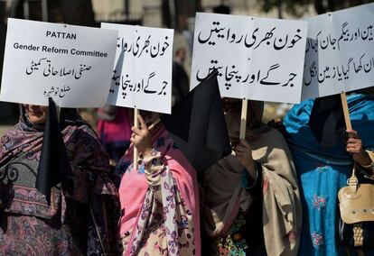 Mujeres paquistaníes alzan pancartas durante un mitin en el luchan para que se respeten los derechos humanos de la mujeres, en Islamabad. Cientos de mujeres y niñas son asesinadas cada año en Pakistán, país donde con frecuencia son tratadas como ciudadanas de segunda.