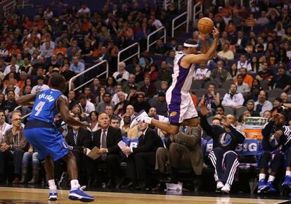 Jared Dudley, de los Phoenix Suns, intenta que una bola no salga de la cancha.