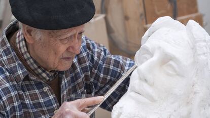 El escultor salmantino Venancio Blanco trabaja en su fundaci&oacute;n en 2014.
