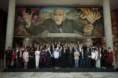 Los integrantes del segundo ciclo de negociaciones de la Mesa de Diálogos de Paz, este lunes en Ciudad de México.
