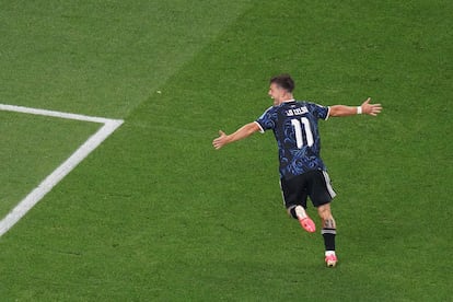 Giovani Lo Celso de Argentina celebra el primer tanto argentino.
