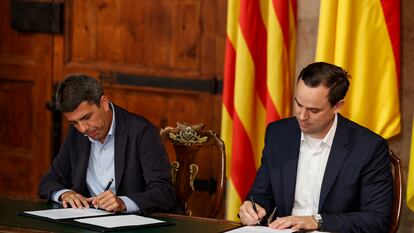 El presidente de la Generalitat, Carlos Mazón, y el jefe de recursos humanos de PowerCo, Alexander Dittrich, durante la firma del convenio de colaboración para desarrollar el proyecto del Battery Campus este martes.