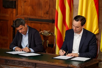 El presidente de la Generalitat, Carlos Mazón, y el jefe de recursos humanos de PowerCo, Alexander Dittrich, durante la firma del convenio de colaboración para desarrollar el proyecto del Battery Campus este martes.