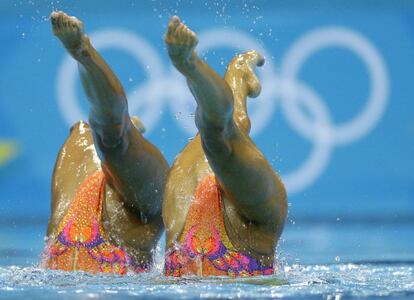 Canadian swimmers Marie-Pier Boudreau Gagnon and Elise Marcotte, during their choreography.