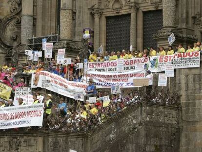 Afectados por las preferentes, en la escalinata de acceso a la catedral de Santiago