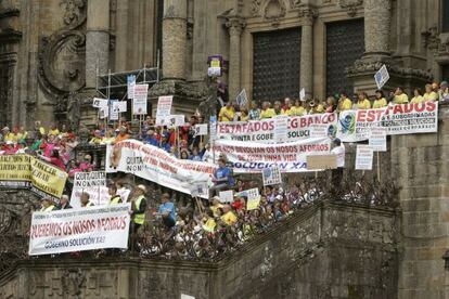 Afectados por las preferentes, en la escalinata de acceso a la catedral de Santiago