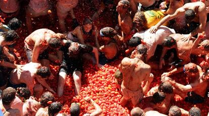 Participantes en la Tomatina de Bu&ntilde;ol celebrada el pasado agosto.