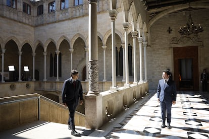 Salvadador Illa y Pere Aragones se saludan en el Palau de la Generalitat este sábado.