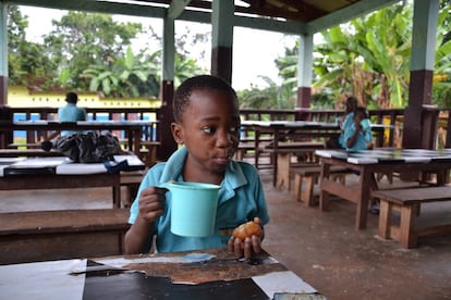 Los más rezagados terminan el desayuno antes de partir hacia la escuela. 