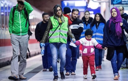 Una familia de refugiados llega a la estación de tren de Colonia (Alemania), el 22 de septiembre de 2015.