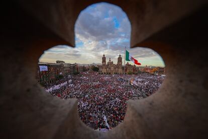 Se estima que con motivo del informé, en el Zócalo se congregaron alrededor de 150 mil personas.