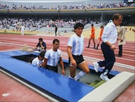 Diego Armando Maradona sale a la cancha del Estadio Olímpico Universitario de la UNAM, en junio de 1985.