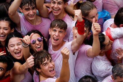 El tiempo no está acompañando el arranque de los festejos. Llueve sobre Pamplona y, según la previsión, el cielo permanecerá nuboso durante toda la mañana, con posibilidad de chubascos aunque con más claros al final del día, con temperaturas en Pamplona entre 16 y 26 grados.