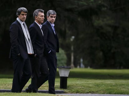 El presidente de Argentina, Mauricio Macri, acompañado del titular de Economía, Alfonso Prat Gay (izquierda) y su jefe de Ministros, Marcos Peña.