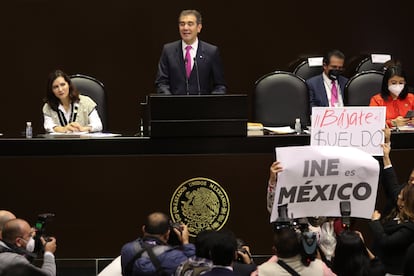 presidente del INE, Lorenzo Córdova, durante una comparecencia en la Cámara de Diputados en noviembre de 2021, en la que fue increpado por legisladores morenistas.