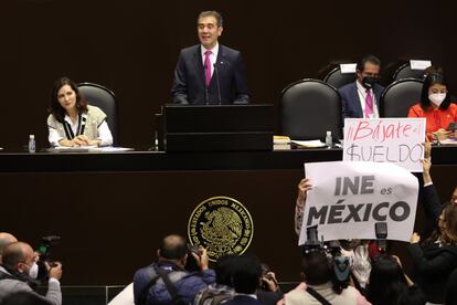 presidente del INE, Lorenzo Córdova, durante una comparecencia en la Cámara de Diputados en noviembre de 2021, en la que fue increpado por legisladores morenistas.