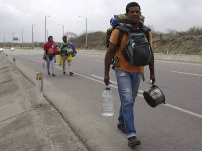 Um venezuelano caminha rumo a Lima pela Rodovia Pan-Americana, neste domingo.