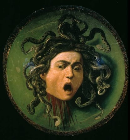 Dramatismo, angustia, conmoción. Son sentimientos a los que el ser humano se enfrenta durante su vida. Y en el cuadro de Caravaggio están muy bien representados. En una tabla redonda, donde destacan las serpientes, la sangre y el espanto de los ojos, Caravaggio representó la cabeza de Medusa, el monstruo femenino que convertía en piedra a quien la miraba fijamente como un reflejo del espanto. "La obra del pintor italiano, terminada por 1597, inquieta, crea ansiedad y es una de las más representativas y reconocibles de la historia del arte", argumenta el historiador de arte Julio Pérez. "Su visión es necesaria para entender el dramatismo, la tensión, la conmoción que sucede a la violencia, a los imprevistos".